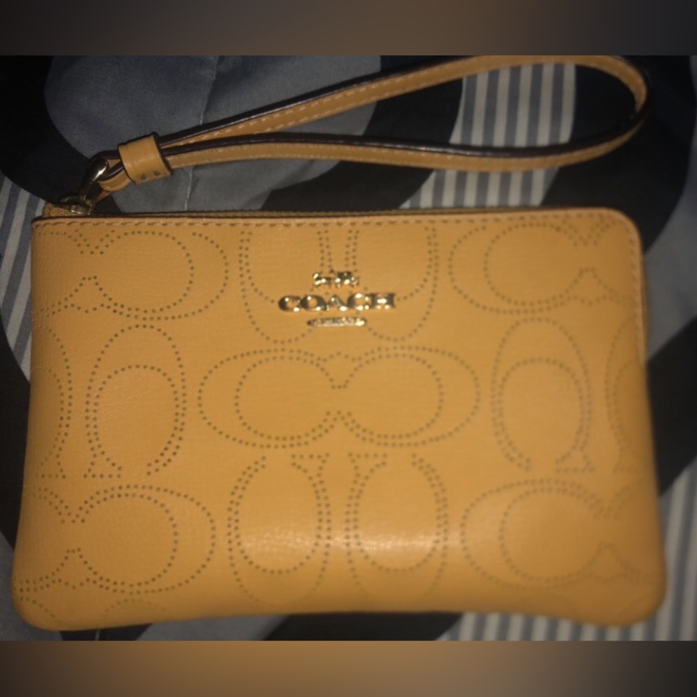 COPY - Coach wristlet- nwt